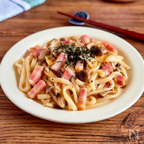身近な材料で大満足【ベーコンとしめじのバター焼きうどん】