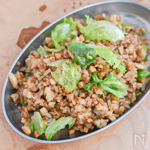 少ない具材でもおいしい!魚肉ソーセージのレタスチャーハン