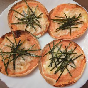 たりおの作ってみた!投稿(餃子の皮で明太クリームピザ)