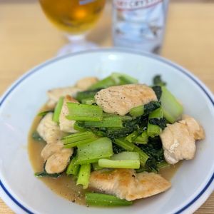 Tsuneaki Okadaの作ってみた!投稿(ワンパン10分！【鶏むね肉と小松菜の中華炒め】胡麻油香る♩)