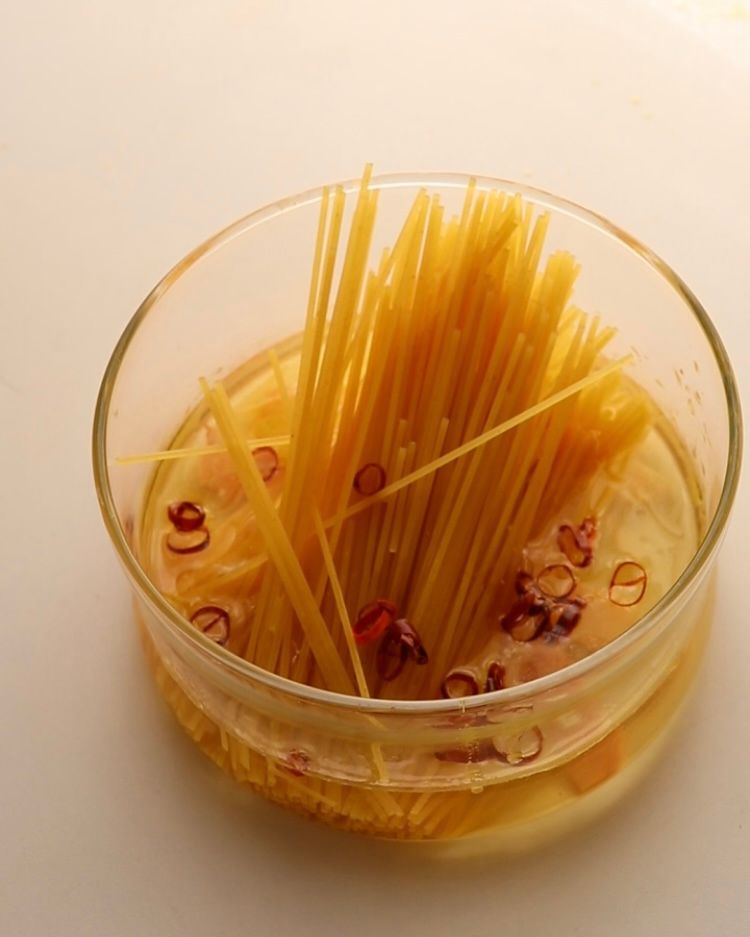 レンチンでOK！】1人前の絶品ペペロンチーノ | レシピサイトNadia