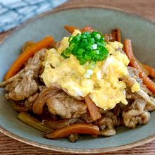 半熟卵のっけ♡豚こま×根菜のカレー炒め【食べ応え◎栄養◎】
