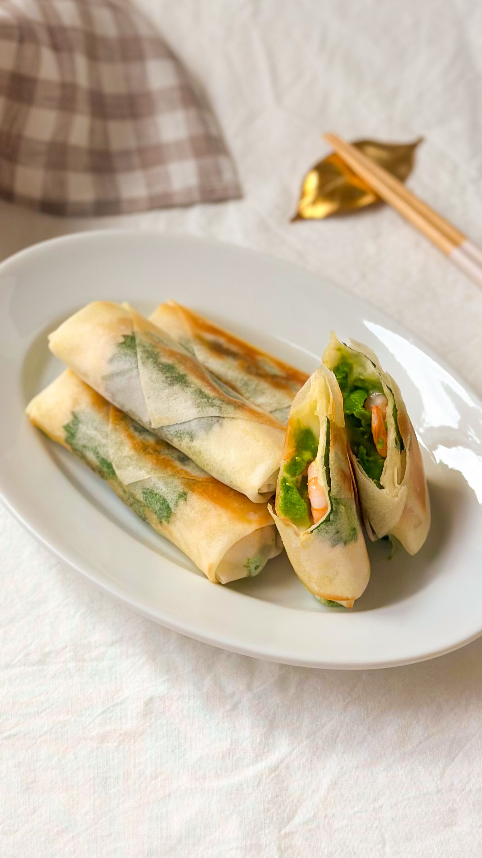 材料4つ！巻くだけ簡単✨絶品【海老アボカドチーズ春巻き】 | レシピ
