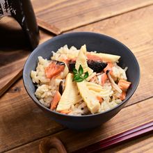 味噌が香ばしい「タケノコと鮭の焼き味噌釜飯」