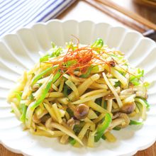 旨味たっぷり【ピーマンとじゃがいもときのこのオイスター炒め】