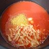 さきいかが魚介だしに！濃厚トマトリゾット｜ローリングストックの工程2