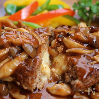チーズインハンバーグ、キノコソース