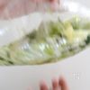 【ポリ袋で簡単】キャベツと大葉のだし漬けの工程2