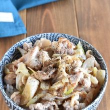 【豚こまと長ネギの塩だれ丼】ごはんが進む簡単どんぶり！