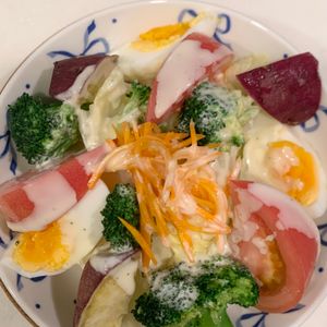 ぐ〜たら子の作ってみた!投稿(ボリューム満点『さつまいもとブロッコリーのシーザー風サラダ』)