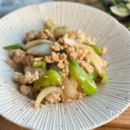 ＼ワンパンで／鶏ひき肉と玉ねぎのガリバタ味噌炒め