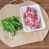 ご飯がすすむ節約おかず!豚こまもやしの旨辛味噌炒めの工程1