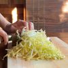 切って振るだけ　白菜の生サラダの工程1