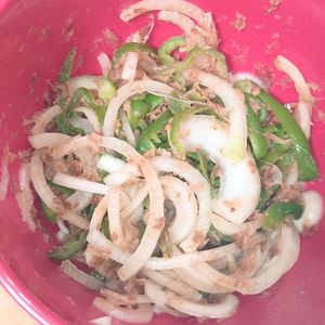 milkの作ってみた!投稿(ヘルシー和食の♪ピーマンと玉葱のさっぱり梅ポンおかか和え😋)