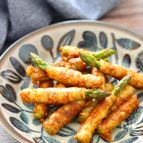 子供も喜ぶ味付け♡アスパラの豚巻きケチャカレーソース