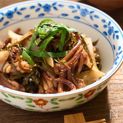 【ご飯にもおつまみにも美味しい！】イカゲソと切り昆布の炒め物