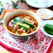 さっと煮るだけ！たっぷりニラとふんわり豚そぼろのスープ