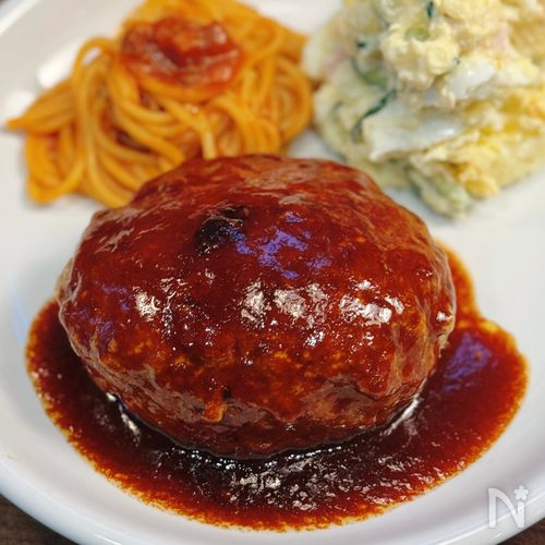 赤ワイン入りのコク旨ソースで♪【チーズinポークハンバーグ】