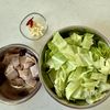 ワンパンパスタ【キャベツとベーコンのだし醤油ペペロンチーノ】の下準備