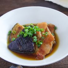 揚げ焼きでカリカリジュワー! なすと豚肉の揚げびたし