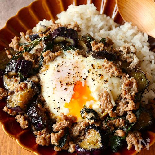 10分で完成！【ひき肉×なす×大葉のガパオ風】卵もワンパン◎