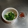 刻んで混ぜるだけ！菜の花と梅の混ぜごはんの工程1