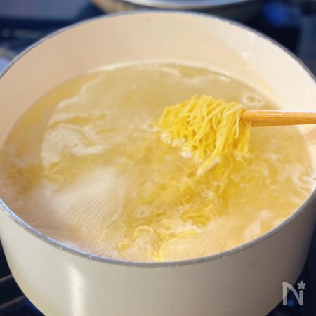 中華麺をゆでる