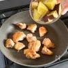 ご飯が止まらない！さつまいもの甘辛チキンの工程3