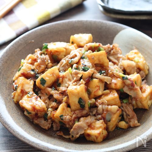 【絹揚げと豚肉のおかかたっぷり甘辛炒め】ご飯が進む和風おかず
