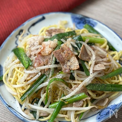 【もやしでカサまし♪】豚バラ肉とニラの塩焼きそば