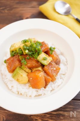シンプル サーモンとアボカドのポキ丼 By うたまるごはん Shuri レシピサイト Nadia ナディア プロの料理家のおいしいレシピ