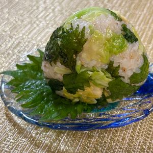 楽ラク手抜キッチン🐶🐾の作ってみた!投稿(肉・魚なしでも大満足！春キャベツと大葉のおにぎり)