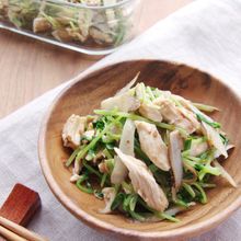 ごぼうとささみと豆苗のごまサラダ