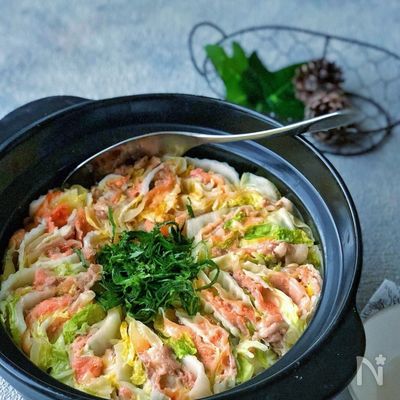 豚こま白菜で、＊明太チーズ餃子の皮のミルフィーユ鍋＊