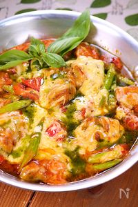 鶏とトマトとアスパラの⭐マルゲリータ風バジルチーズチキン🍕