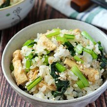 おかずなしで食べれる♪小松菜と油揚げの混ぜご飯
