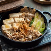 肉豆腐の無水ごま油鍋。切って煮るだけ。旨みが凝縮！