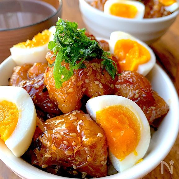 味とボリュームに大満足！〝鶏モモの照りから丼〟お弁当に