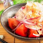 冷やしトマトと紫玉ねぎのおかかポン酢
