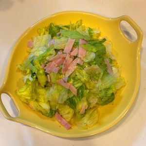 みわの作ってみた!投稿(レタス1玉ペロリ！レタスとハムのコクうまサラダ)