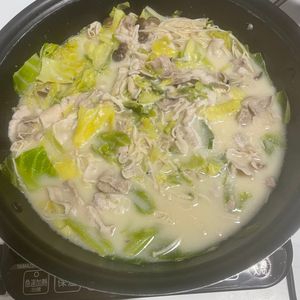yの作ってみた!投稿(豚バラとたっぷりきゃべつのとんこつ風マロニー鍋)
