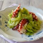 温キャベツとタコのごまサラダ