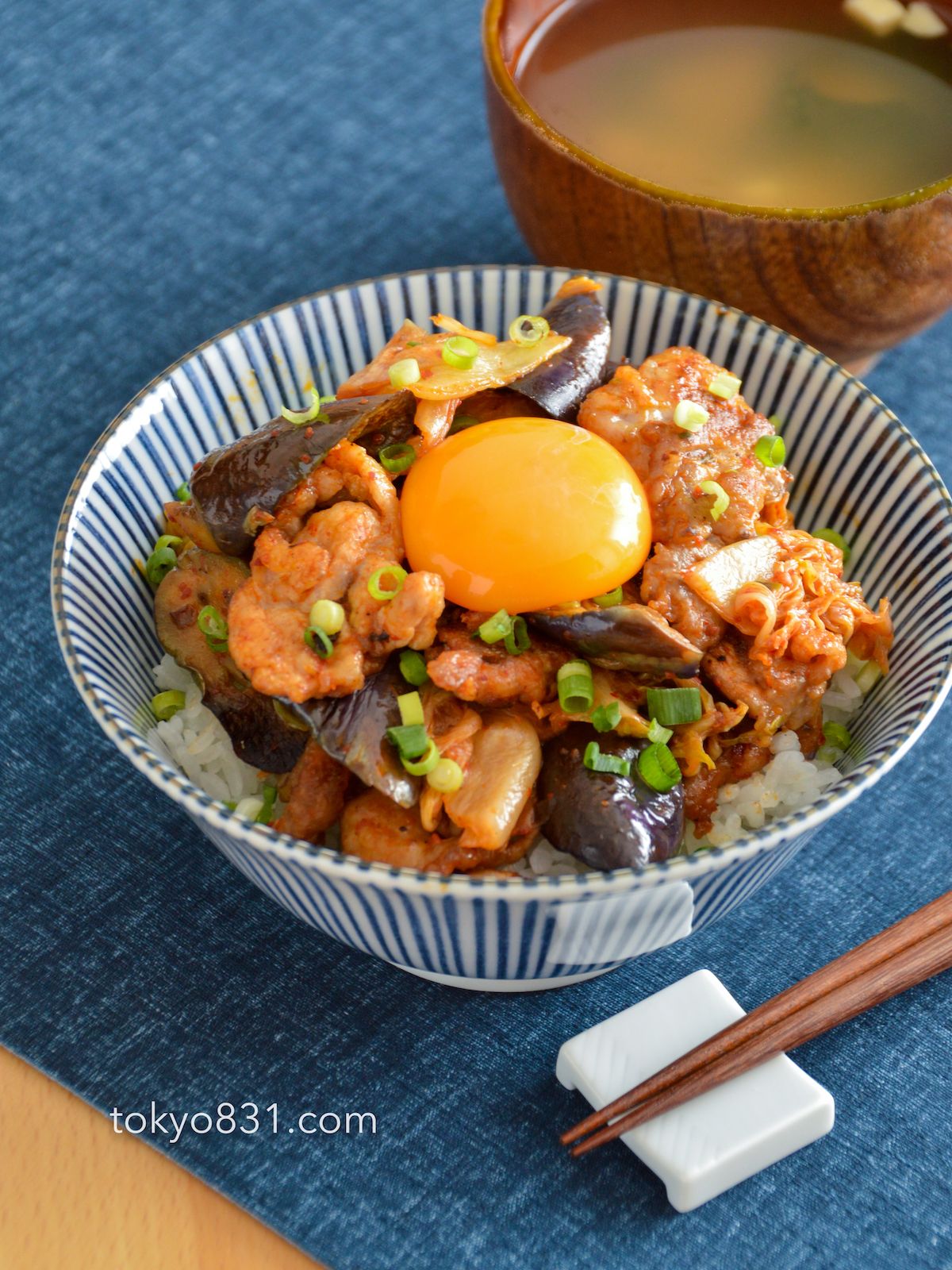 なす豚キムチ丼 食欲をそそる 夏のうま辛どんぶり 卵黄のせ レシピサイト Nadia ナディア プロの料理家のおいしいレシピ