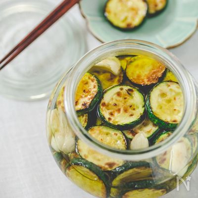 【簡単&作り置き常備菜】ズッキーニのニンニクオイル漬け