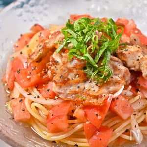 カリカリ豚とトマトの冷製和風パスタ│めんつゆで簡単！リピ確定