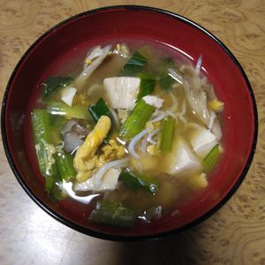 ももの作ってみた!投稿(カルシウムの吸収アップ！豆腐としらすの味噌汁)