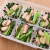 【冷凍作り置き】小松菜と魚肉ソーセージの洋風炒めの工程2