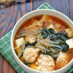 豆腐入りもちもち鶏団子ともやしとわかめのスープ