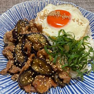 楽ラク手抜キッチン🐶🐾の作ってみた!投稿(【とろ茄子と豚こまの甘辛丼】ガッツリ満足！やみつきメシ)