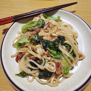 ナムディの作ってみた!投稿(冷蔵庫の定番でパパッと♪【ベーコンとレタスの焼きうどん】)